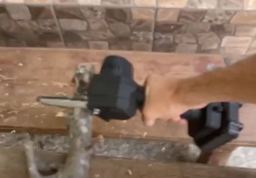 Ланцюгова пила для обрізання дерев 1 кг з лезом 10 см на акумуляторі в коробці CDNLBCS100 фото